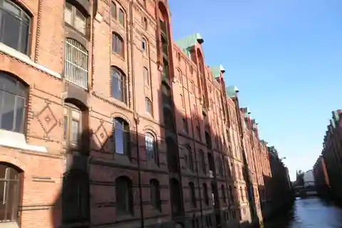 Hamburg: Speicherstadt & HafenCity 2-Hour Walking Tour
