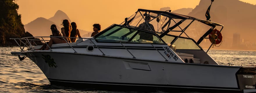 Glória : Croisière en bateau rapide au coucher du soleil avec boissons et collations