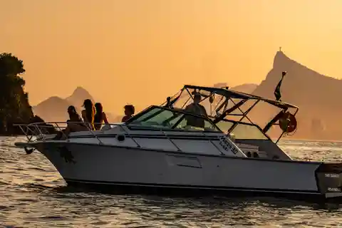 Glória: Crucero en lancha rápida al atardecer con bebidas y aperitivos