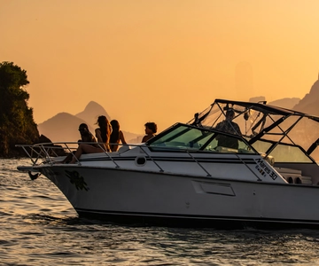 Glória: Sunset Speedboat Cruise with Drinks and Snacks