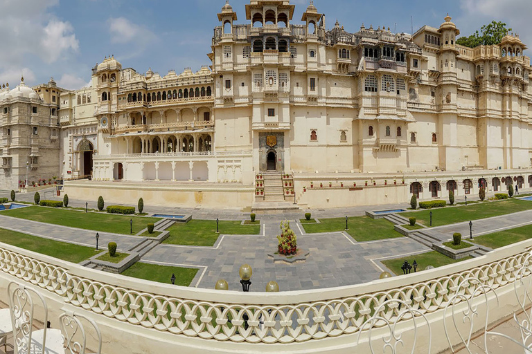 Udaipur: begeleide stadstour met privérondleiding in UdaipurPrivate Sightseeing Guided Udaipur City Tour door Tuk Tuk