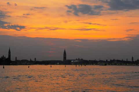 Venice: 1.5-Hour Sunset Tour by Boat with Aperitivo