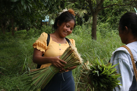 Maak etherische olie met een dorpsherbalist in de buurt van Phnom PenhMaak etherische olie met een kruidendokter in een dorpje bij Phnom Penh