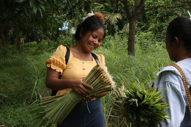 Maak etherische olie met een dorpsherbalist in de buurt van Phnom PenhMaak etherische olie met een kruidendokter in een dorpje bij Phnom Penh