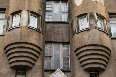 Zwiedzanie pięknej architektury secesyjnej w RydzePiesza Rygi pięknej architektury secesyjnej