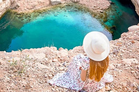 Muscat: Fins View, Wadi Jahal & Bimmah Tour