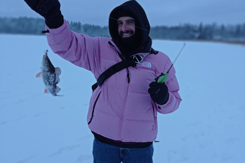 Desde Helsinki, experiencia de pesca en hielo con comida y bebida.