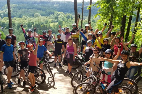 Explore o Parque Regional de Pavilniai em uma mountain bike