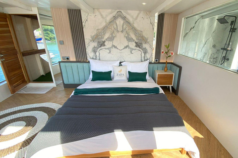Labuan Bajo: 3-Day Komodo Sailing Luxury Boat with All Fees Deluxe Boat - Private Standar Room (2pax/room)