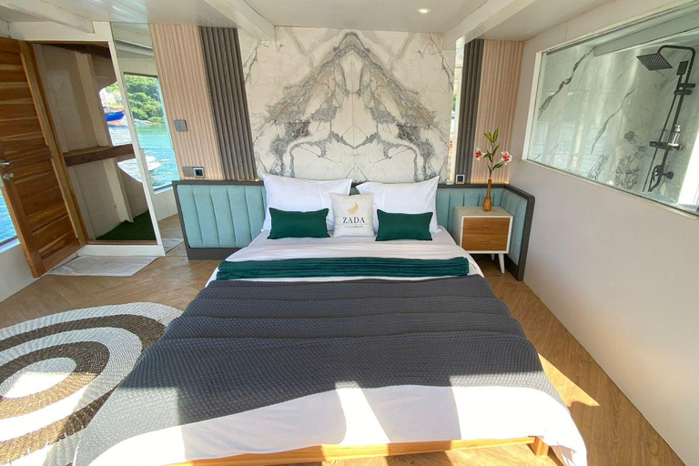 Labuan Bajo: 3-Day Komodo Sailing Luxury Boat with All Fees Deluxe Boat - Private Standar Room (2pax/room)
