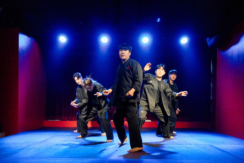 Seoul: SHOW'S Immersive Taekwondo Performance & Pub Night 2-Person Package: Admission for 2 + 1 meal + 2 drinks