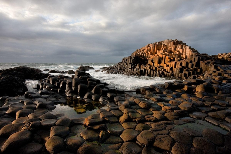 Belfast and Giant's Causeway: 2-Day Guided Tour Backpacker Option