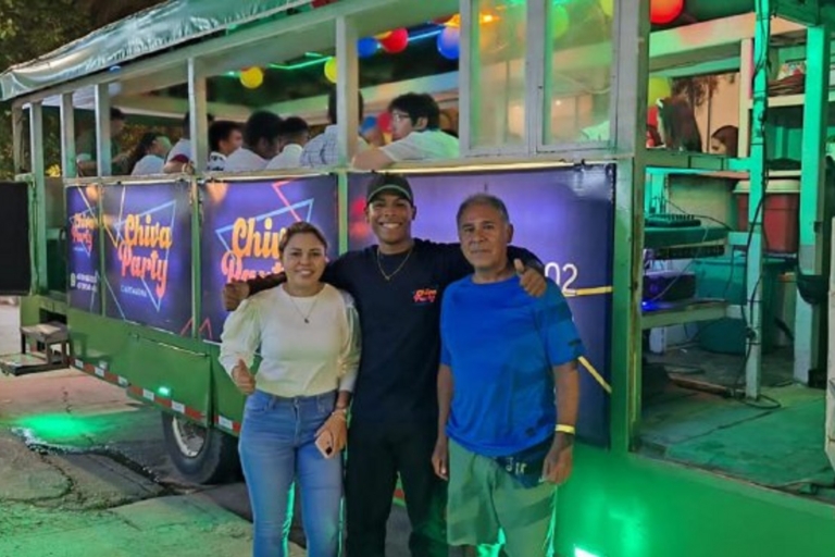 Cartagena:Chiva Party Bus met Openbar van Rum en Disco!Cartagena: Chivaparty bus met Open bar met Rum!