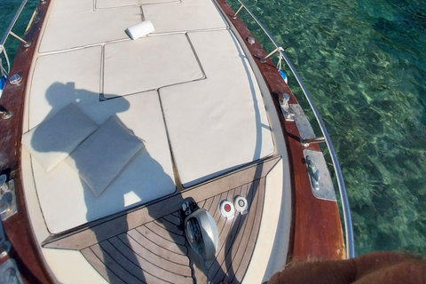 Procida : Excursion en bateau privé avec vue sur la mer et plongée en apnéeProcida Vue sur la mer