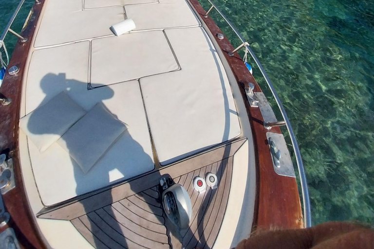 Procida : Excursion en bateau privé avec vue sur la mer et plongée en apnéeProcida Vue sur la mer