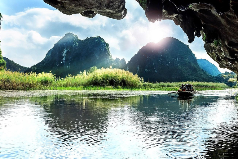 Hanoi: Van Long Wetland, Bear Sanctuary, Cuc Phuong Tour