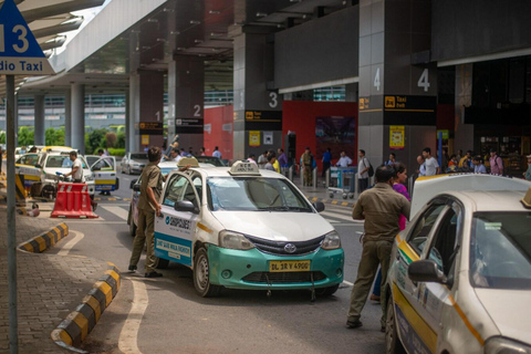 New Delhi: Privat flygplatstransfer till eller från staden