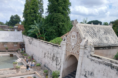 Yogyakarta: Palace, Taman Sari, & Borobudur Day Trip