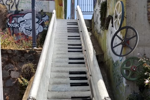 El auténtico Valparaíso: Arte callejero, funiculares y ciudad portuaria