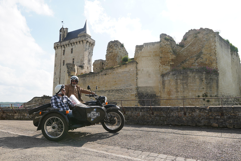 Chinon: Passeio de Sidecar Vintage com Castelo e VinhedoPasseio de Sidecar Vintage com Castelo e Vinhedo