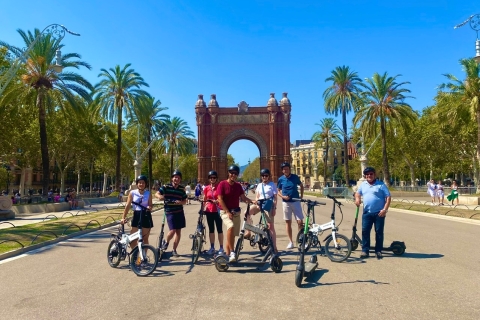 Barcelona: Tour Privado de la Ciudad en BicicletaBarcelona: Lo más destacado de la ciudad Visita guiada en bicicleta