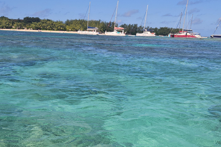 Mauritius Catamaran Cruise: 3 North Island with Lunch Drinks