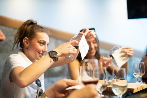 Cataratas del Niágara: tour guiado por bodega con cata y recogidaCataratas del Niágara: visita guiada a una bodega con cata y recogida