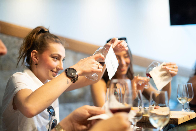 Cataratas del Niágara: tour guiado por bodega con cata y recogidaCataratas del Niágara: visita guiada a una bodega con cata y recogida