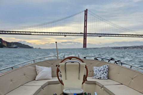 Lisbon: Tagus Motorboat Cruise Open Bar & Pro Guide Morning: Breakfast Motorboat Cruise with Open Bar