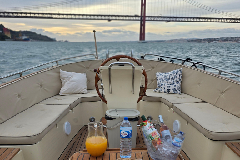 Lisbon: Tagus Motorboat Cruise Open Bar & Pro Guide Morning: Breakfast Motorboat Cruise with Open Bar