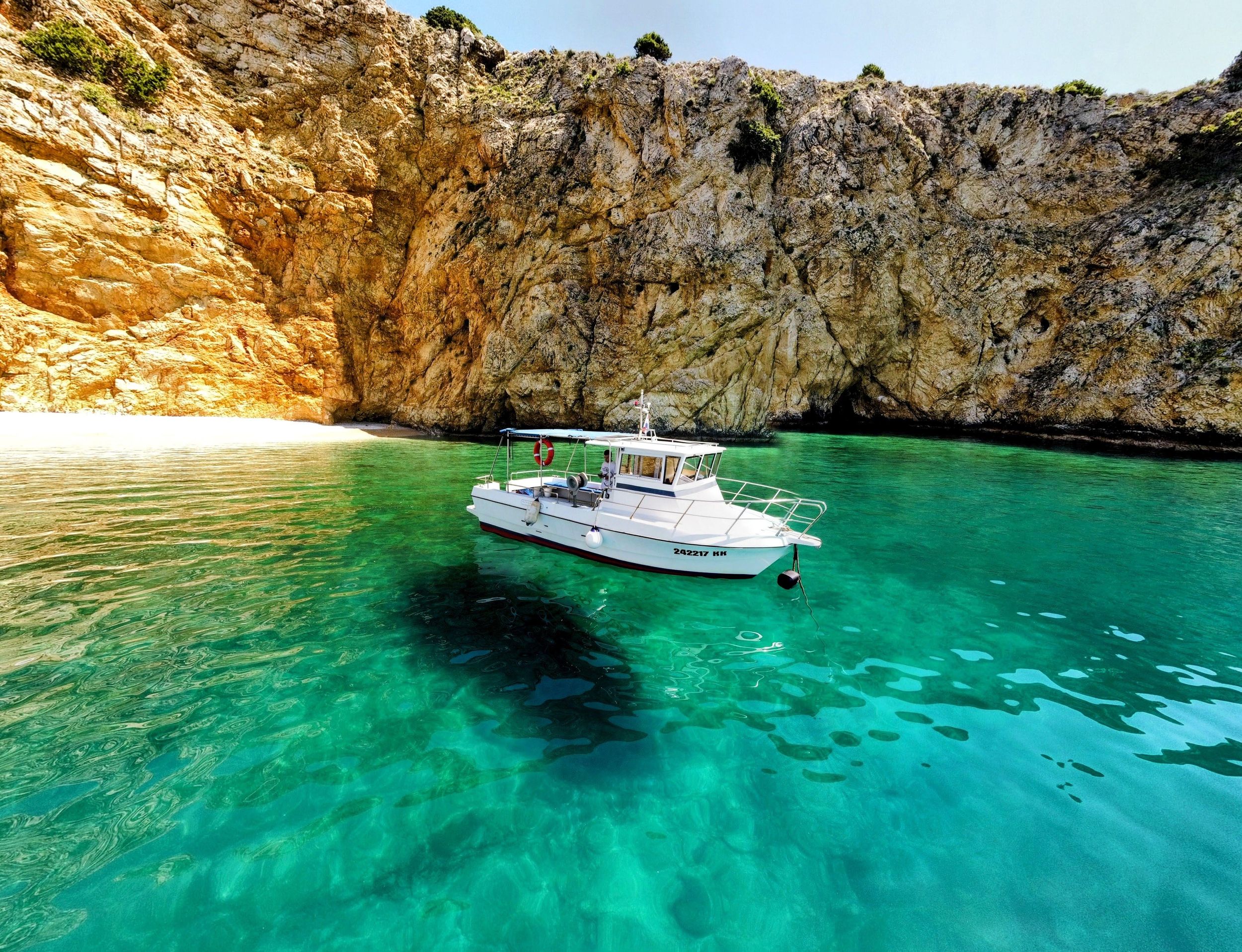 Exklusive private Bootstour zum Golden Beach und zur Blauen Höhle