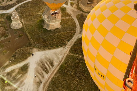 Voo de balão ao nascer do sol na Capadócia com champanheVoo confortável