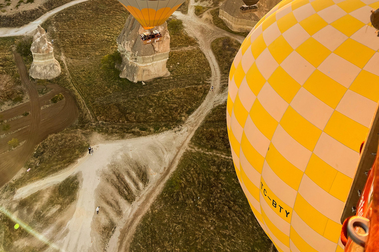 Voo de balão ao nascer do sol na Capadócia com champanheVoo confortável