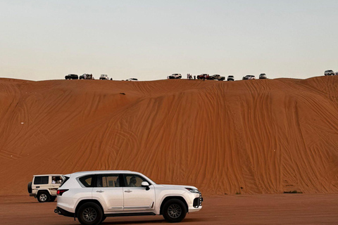 Mascate: Paseo en camello por el desierto de Bidiya al atardecer con traslado