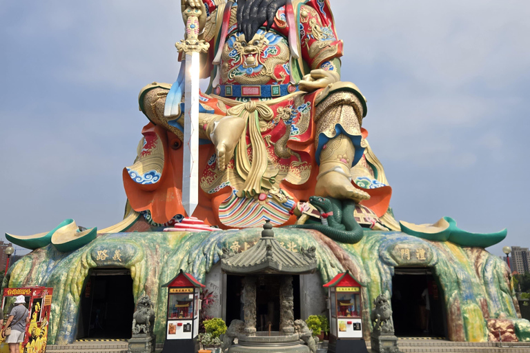 Taipei to Kaohsiung Highlights: Private Day Tour