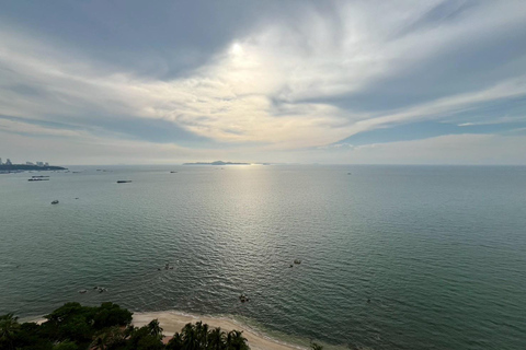 Pattaya: Evening City Tour & Alcazar Cabaret Show Pattaya: Evening City Tour & Alcazar Cabaret Show