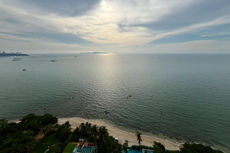 Pattaya: Evening City Tour & Alcazar Cabaret Show Pattaya: Evening City Tour & Alcazar Cabaret Show