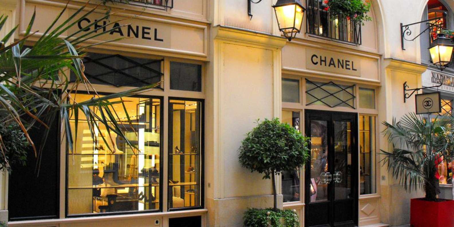 Chanel Storefront - Paris, Franceooh la la!!!