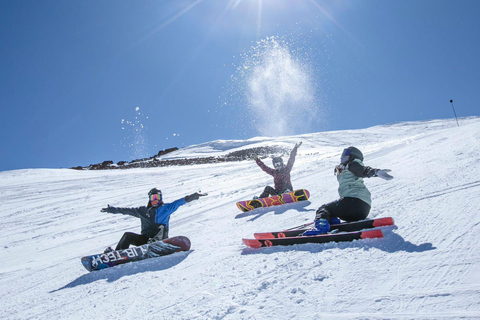 Ski à El Colorado : billet, cours, transport, option vêtementsLieu de rendez-vous : Plaza de Armas + équipement pour la neige