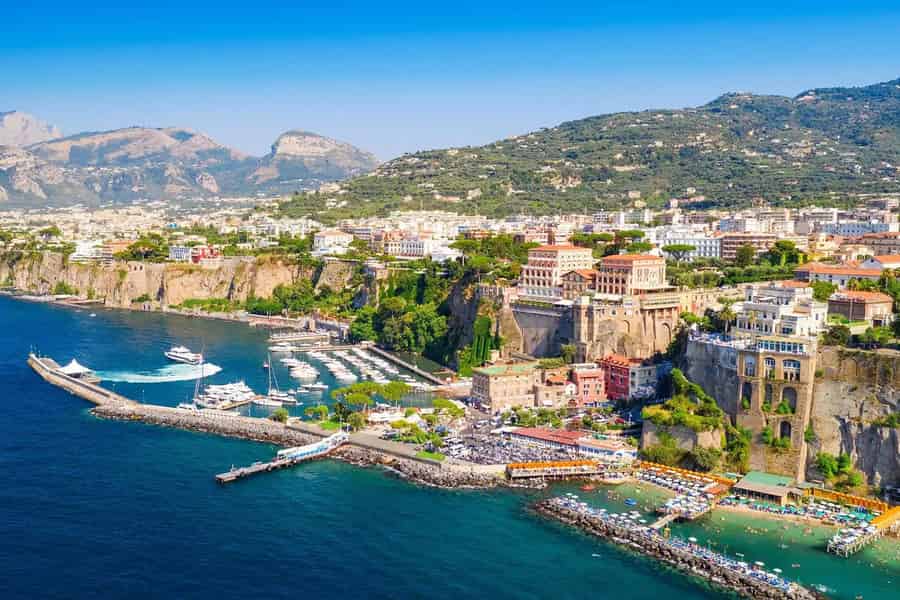 Von Neapel: Tour zur Amalfiküste, nach Sorrent und Pompeji. Foto: GetYourGuide Von Neapel: Tour zur Amalfiküste, nach Sorrent und Pompeji. Foto: GetYourGuide