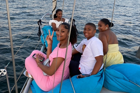 Lisbonne : "Sunset" &amp; "Day Tours" en bateau, avec boisson et musiqueLisbonne : "Tour en bateau privé au coucher du soleil", avec boissons et musique