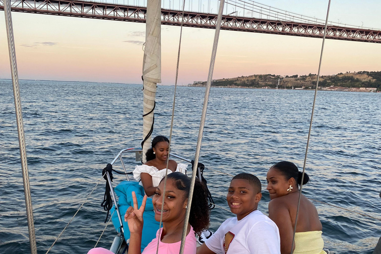 Lisbonne : "Sunset" &amp; "Day Tours" en bateau, avec boisson et musiqueLisbonne : "Tour en bateau privé au coucher du soleil", avec boissons et musique