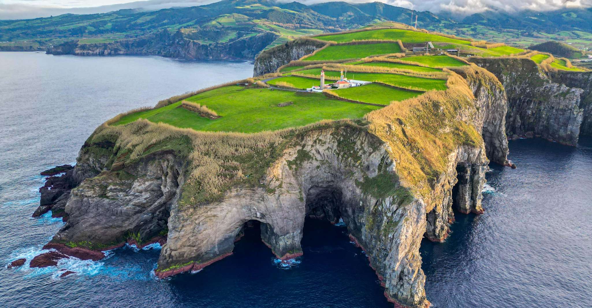 Excursión en barco, Excursión por las cuevas en la costa norte - Hizvo