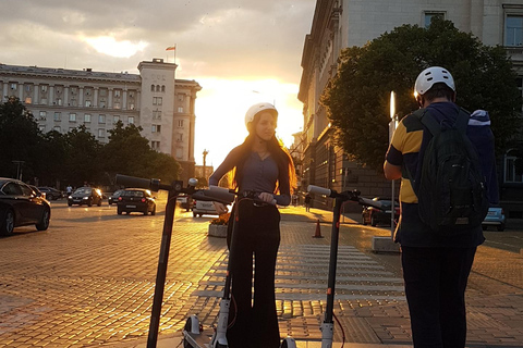 Sofia: Tour guidato notturno in scooter elettrici