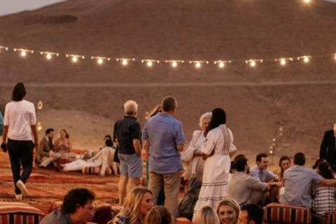 Cena al atardecer en el desierto de Agafay en un campamento de lujo