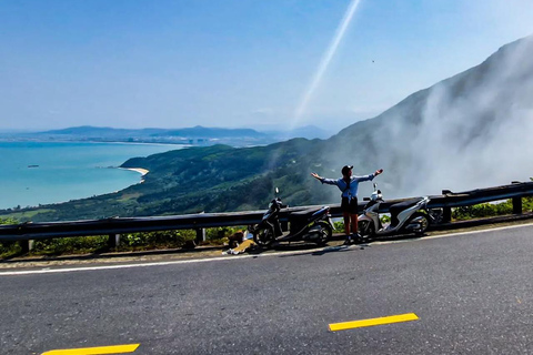 Da Nang: Hai Van Pass Sonnenaufgangstour mit Frühstück und KaffeeMach mit: Englisch