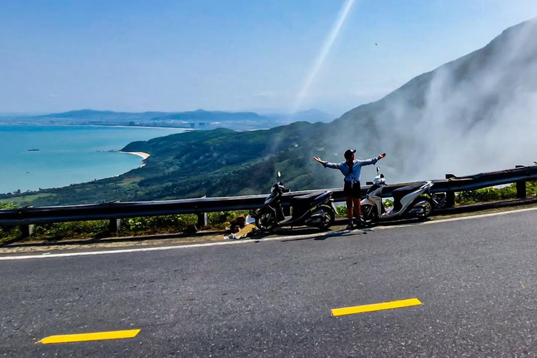 Da Nang: Hai Van Pass Sonnenaufgangstour mit Frühstück und KaffeeMach mit: Englisch