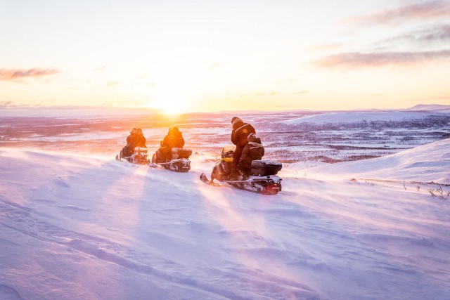 Visit Views over Lapland, visit the reindeer & lunch at the lodge in Tesson