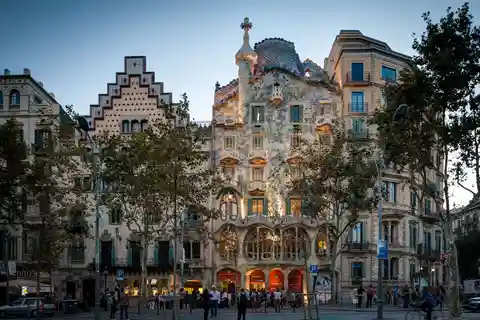 Gaudís Barcelona: Arkitektur og velsmagende tap med drink