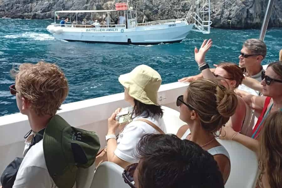 Bootserlebnis an der Amalfiküste ab Neapel und Tour durch Sorrent. Foto: GetYourGuide Bootserlebnis an der Amalfiküste ab Neapel und Tour durch Sorrent. Foto: GetYourGuide